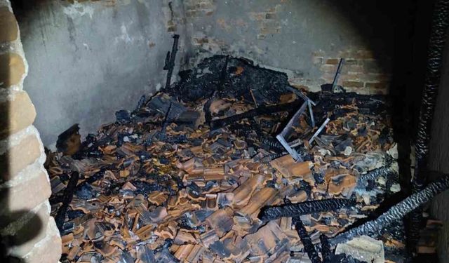 Diyarbakır'da çatı ve ev yangını: 4 vatandaş kurtarıldı