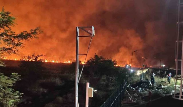 Diyarbakır'da geceyi aydınlatan anız yangını