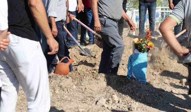Doğumda annesiyle birlikte ölen Güney'in kundağı mezar taşına sarıldı