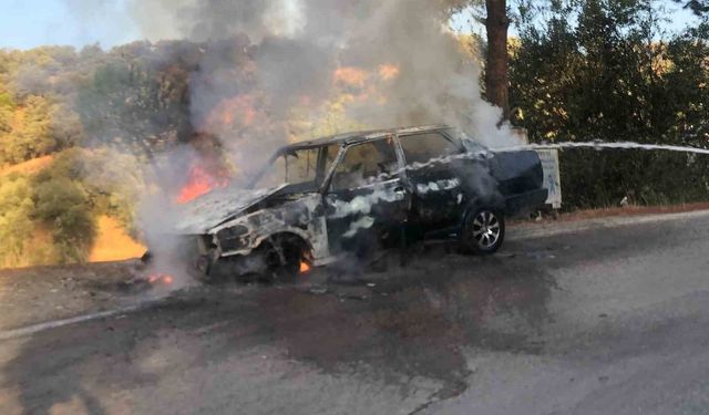 Edremit'te araç yangını itfaiye ekiplerince söndürüldü