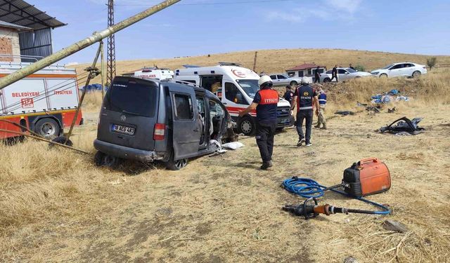 Elazığ'da hafif ticari araç tarlaya uçtu:5 yaralı
