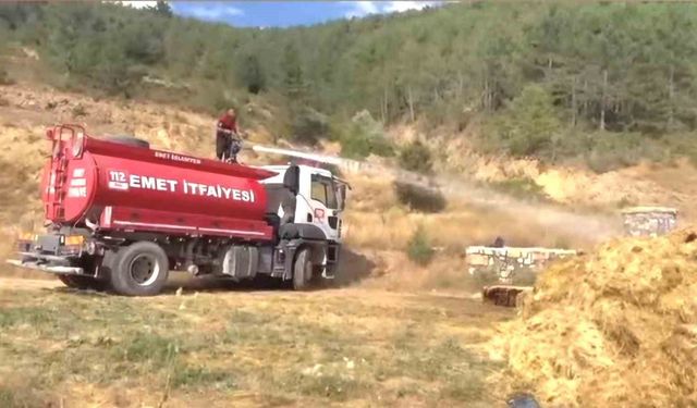 Emet'te saman yüklü kamyonet alev aldı
