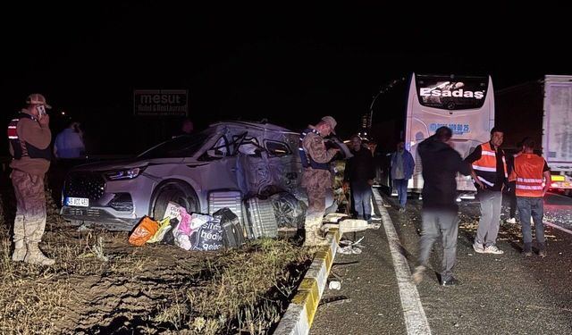 Erzincan'da yolcu otobüsü ile SUV tipi araç çarpıştı: 1'i ağır 7 yaralı