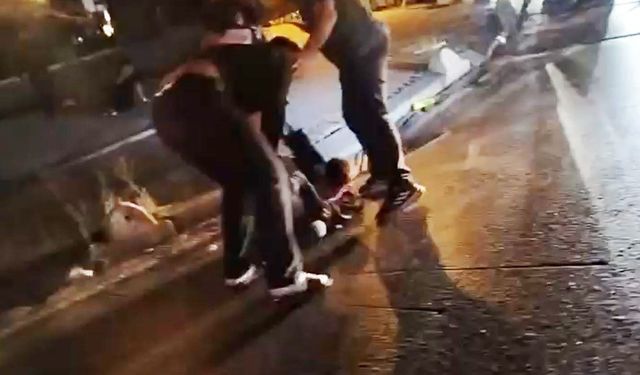 Esenyurt'ta 2 kişinin saldırısına uğrayan genç dakikalarca yol ortasında darp edildi