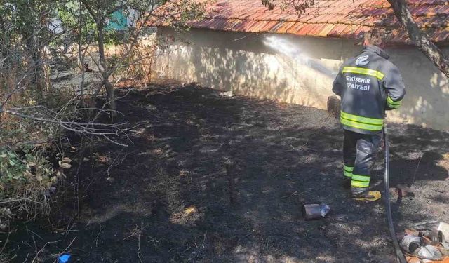 Eskişehir'de müstakil evin bahçesinden ahırı sıçrayan yangın büyümeden söndürüldü