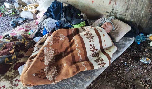 Ev sahibi evden çıkardığı için metro köprüsü altında kalan yaşlı adam ölü bulundu