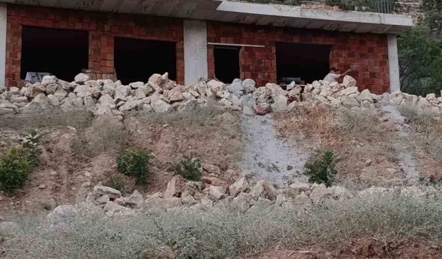 Gercüş'te iskeleden düşen taş ustası ağır yaralandı