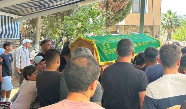 Gökçeada'da motosiklet ile otomobilin karıştığı kazada hayatını kaybeden çocuk toprağa verildi