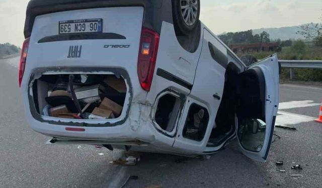 Hafif ticari ile otomobil çarpıştı, biri takla attı biri refüje çıktı: 2 yaralı