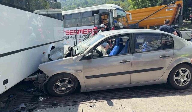 Halk otobüsü otomobille çarpıştı, kazada 7 kişi yaralandı