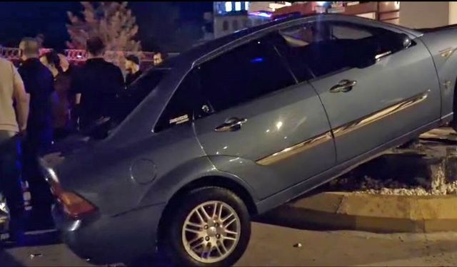 Hisarcık'ta otomobil orta refüje çıktı: Sürücü yaralandı