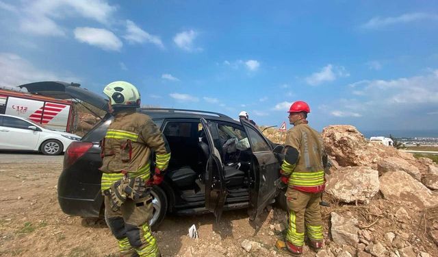 İskenderun'da kayalıklara çarpan otomobilin sürücüsü yaralandı