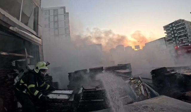 İtfaiye erlerinin alevlere müdahalesi kamerada