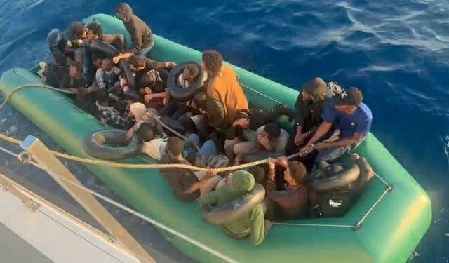 İzmir açıklarında sürüklenen bottaki 30 düzensiz göçmen kurtarıldı