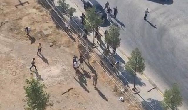 Jandarma önünde arazi anlaşmazlığı nedeniyle birbirlerine girdiler