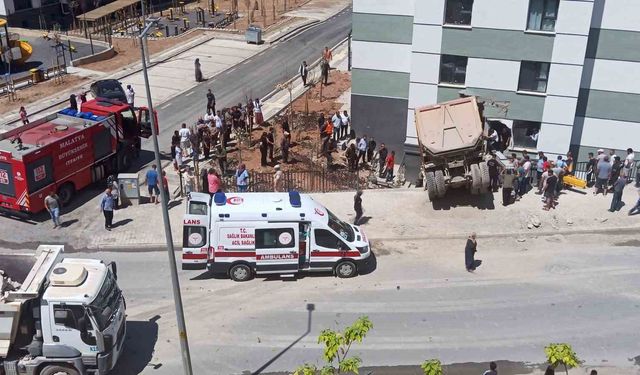 Kamyon eve girdi, sürücü yaralandı