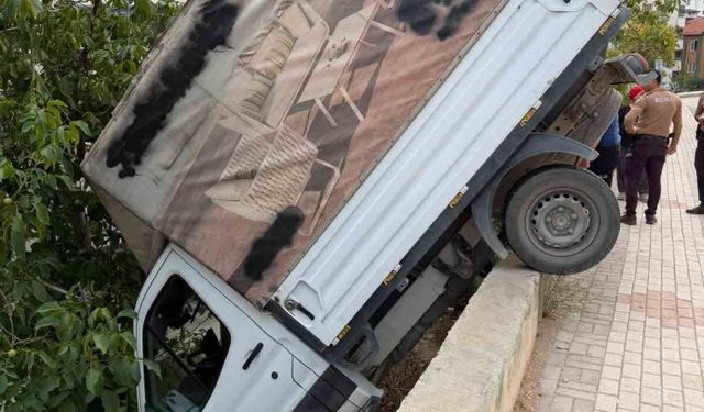 Kamyonet bahçeye uçtu: 1 yaralı