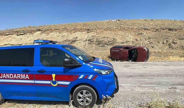 Karaman'da hafif ticari araç devrildi: 1 yaralı