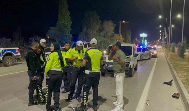 Karaman'da üç aracın karıştığı kazada 2 kişi yaralandı