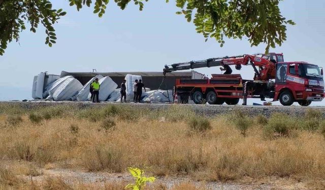 Karapınar'da devrilen tırın sürücü yara almadan kurtuldu