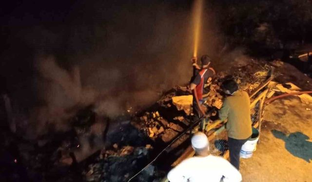 Kastamonu'da iki katlı ev yandı, aile pencereden atlayarak kurtuldu