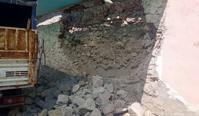 Kayseri'deki depremde bazı evlerde hasar oluştu