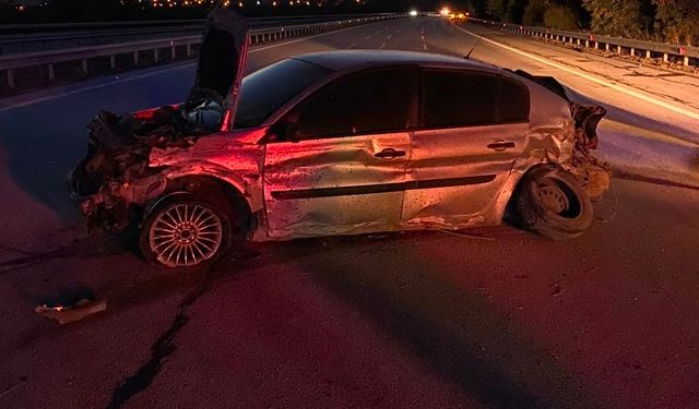 Kırklareli'de bariyerlere çarpan otomobil hurdaya döndü