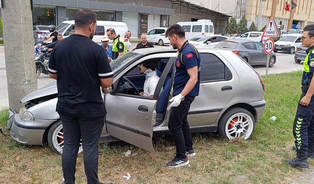 Kontrolden çıkan otomobil beton direğe çarptı: 1 yaralı