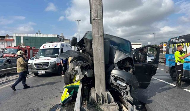 Küçükçekmece E5'te yaz kursuna giden çocukları taşıyan araç önce bariyere ardından direğe çarptı: 12 çocuk ve şoför yaralandı