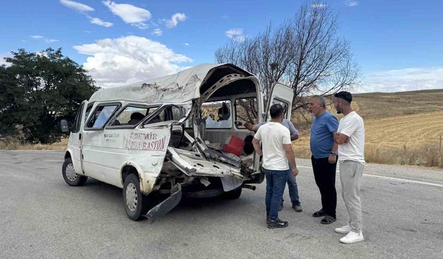 Kulu'da kamyonet ile minibüs çarpıştı