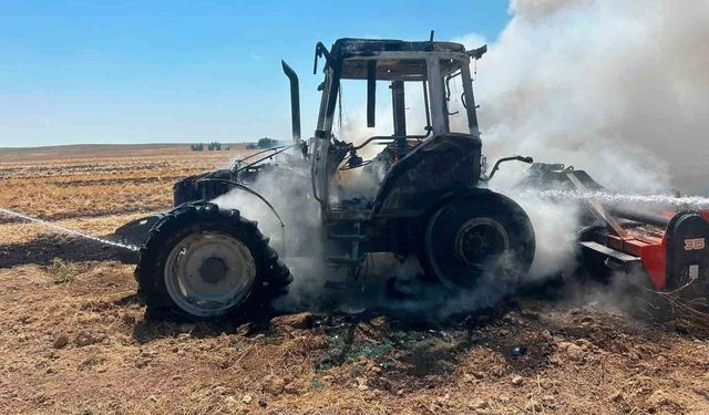 Kulu'da yanan traktör kullanılamaz hale geldi