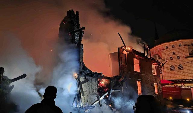 Kütahya'da korkutan yangın: Ahşap ev ve samanlık tamamen yandı