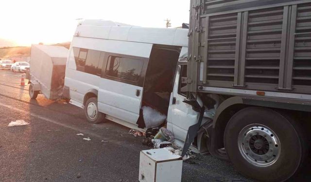 Malatya'da tarım işçilerini taşıyan minibüs tıra çarptı: Yaralılar var
