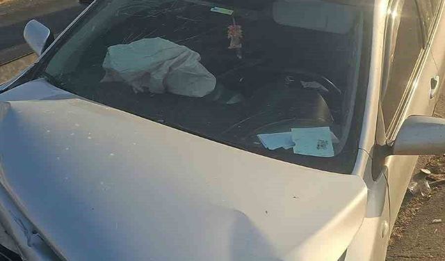 Mardin'de otomobil bariyerlere çarptı: 1 yaralı