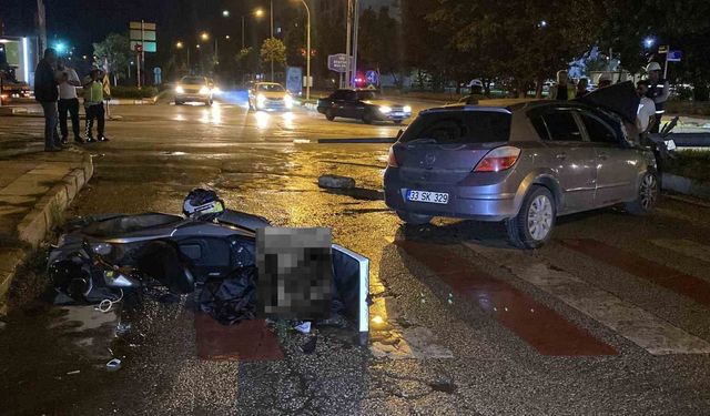 Motosikletle çarpışan otomobil direği yıktı: 5 yaralı