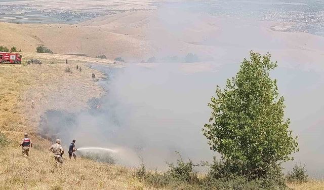Muş'ta örtü yangını ekiplerin hızlı müdahalesiyle söndürüldü