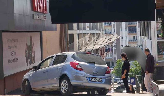 Navigasyon yanıltınca otomobil merdivenlere çıktı, faciadan dönüldü