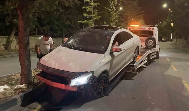 Niğde'de otomobil refüjdeki ağaçlara çarptı: 2 yaralı