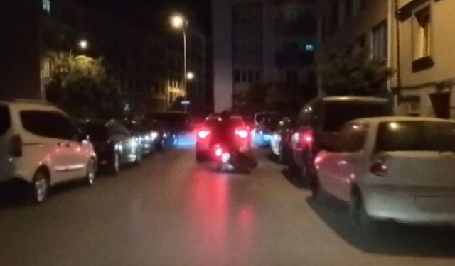 Önündeki otomobil fren yapınca yalpalayan motosikletteki iki kişi böyle yere düştü