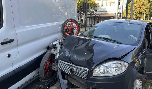 Bursa'da feci kaza iki araç arasında sıkıştı