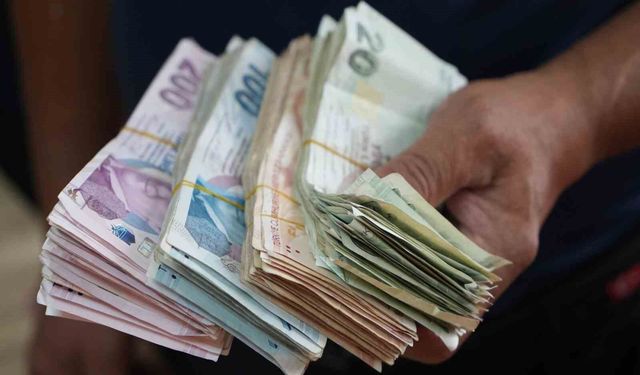 Parkta dilenen yaşlı kadının üzerinden deste deste para çıktı