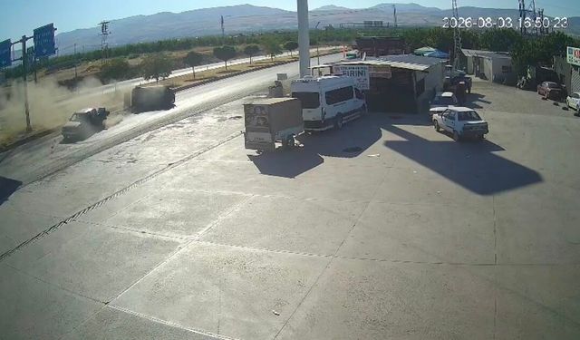 Pikap ile çarpışan otomobil devrildi, 3 kişi yaralandı: Kaza anı kamerada