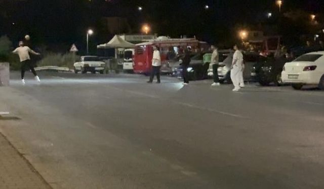 Rahatlıkları pes dedirtti: İşlek caddede top oynadılar
