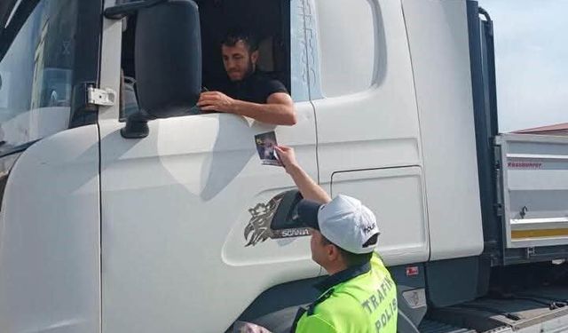 Refahiye'de 3 bin 38 sürücü ve yolcuya trafik bilgilendirmesi