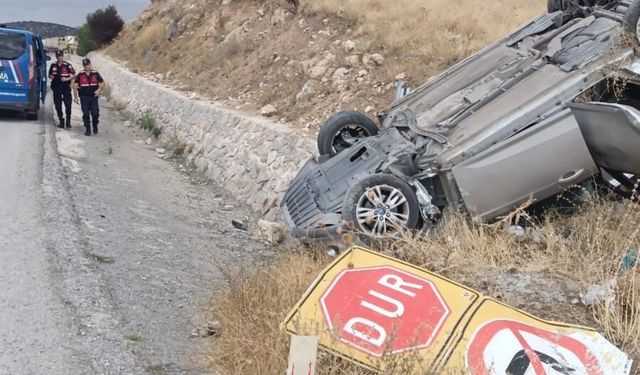 Refüje devrilen otomobilde 2 kişi yaralandı