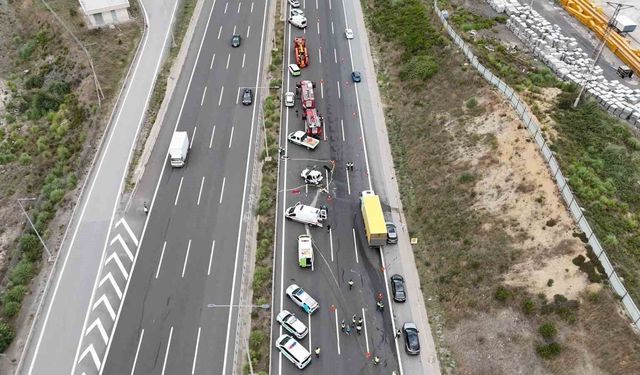 Sarıyer Kuzey Marmara Otoyolu Edirne istikametinde kamyon ile otomobil çarpıştı. Kazada yaralılar olduğu öğrenildi. Olay yerine çok sayıda itfaiye ekibi sevk edildi. Ekiplerin olay yerindeki çalışması sürüyor