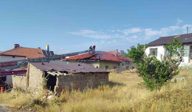 Şarkışla'da müstakil evde yangın: 1 kişi dumandan etkilendi
