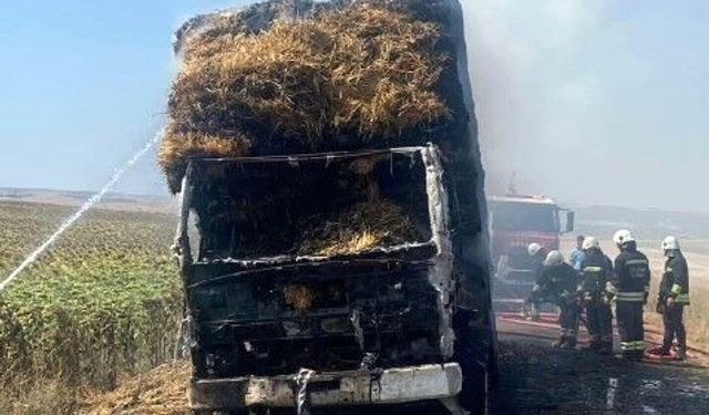 Seyir halindeki balya yüklü kamyon alev alev yandı