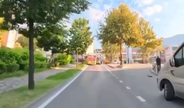 Seyir halindeki halk otobüsü direğe çarptı: O anlar kamerada