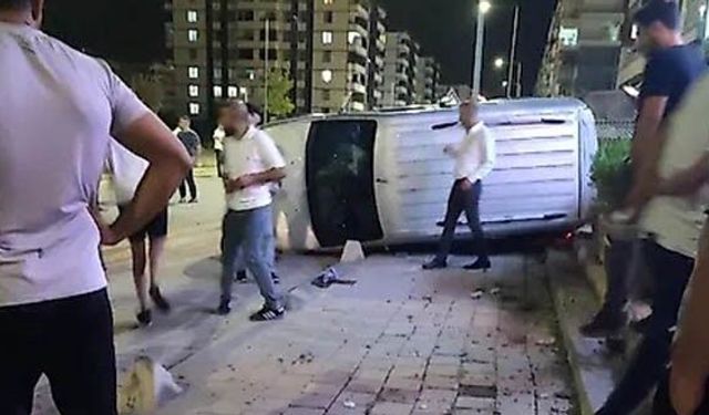 Siirt'te araç kaldırıma çıkıp yan yattı